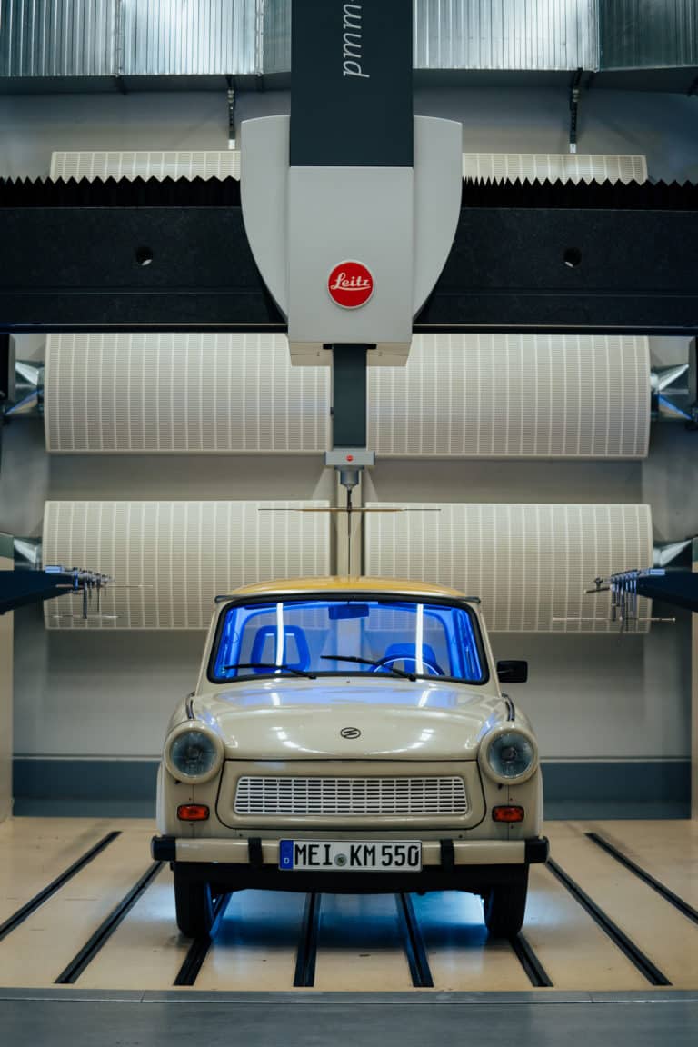 Auto bei der Bearbeitung in der Maschinenanlage