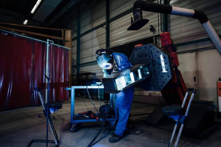 Mitarbeiter beim Schweißen: Schweimanipulator